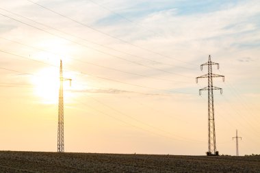 Günbatımı powerlines üzerinde