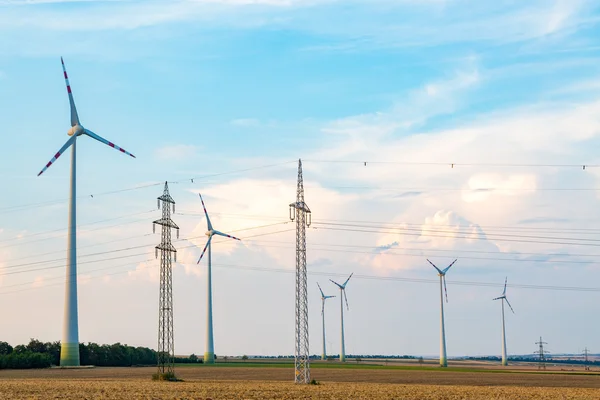 Líneas eléctricas y molinos de viento en el campo — Foto de Stock