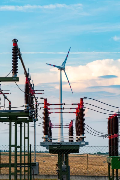 Lignes électriques et éoliennes sur le terrain — Photo