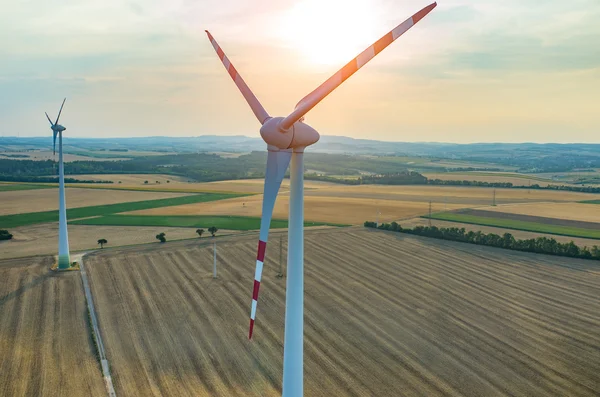 Zonsondergang boven de windmolens — Stockfoto