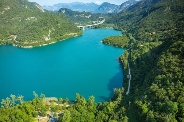 Jezero v horách — Stock fotografie