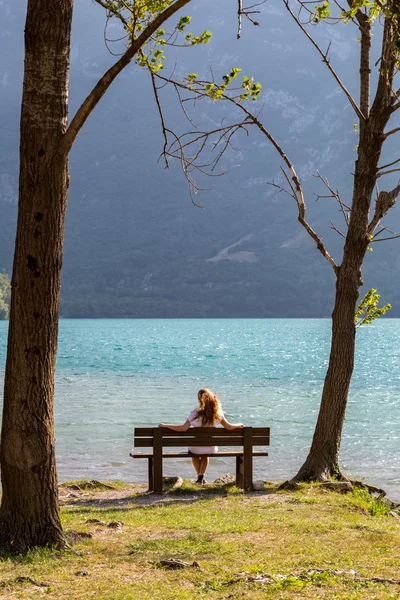 Observando o lago — Fotografia de Stock