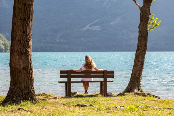 Observando o lago — Fotografia de Stock