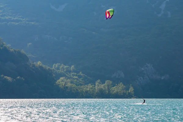 Kiteboarder no lago — Fotografia de Stock