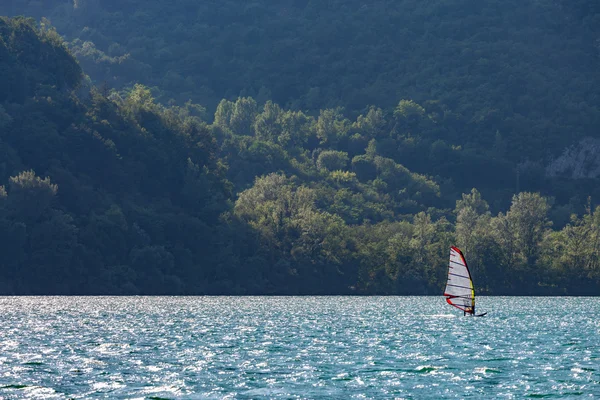 Windsurfer no lago — Fotografia de Stock