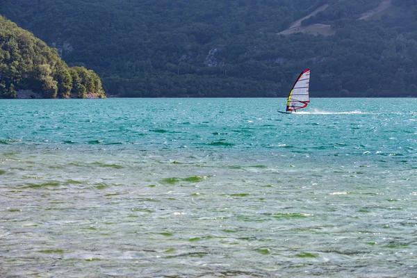 Windsurfer no lago — Fotografia de Stock