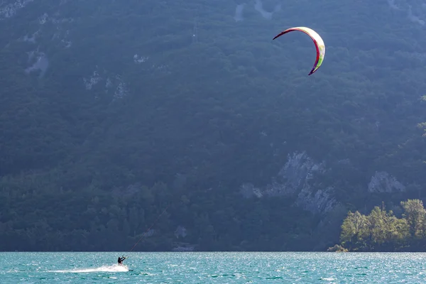 Kiteboarder no lago — Fotografia de Stock