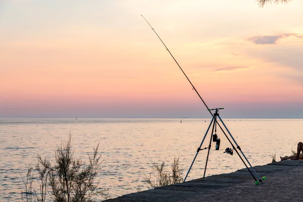 Angelrute am Ufer des Ozeans — Stockfoto