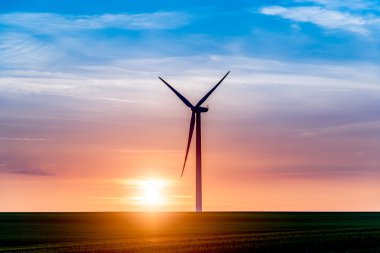 Günbatımı yel değirmenleri yukarıda