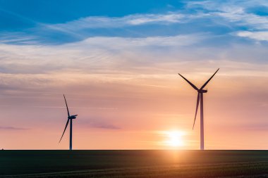 Günbatımı yel değirmenleri yukarıda