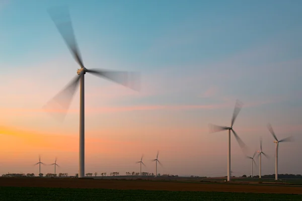 Puesta de sol sobre los molinos de viento — Foto de Stock