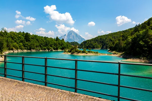 Ampia vista sul bellissimo lago — Foto Stock