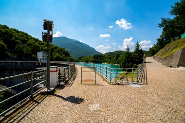Büyük baraj üzerinde büyük görünüm
