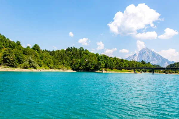 Gran vista sobre el hermoso lago — Foto de Stock