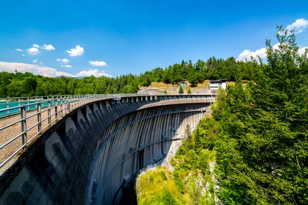 Grande vista sobre a grande barragem — Fotografia de Stock