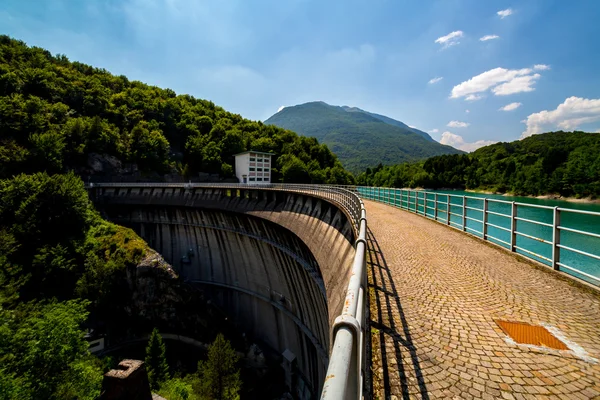 Grande vista sobre a grande barragem — Fotografia de Stock