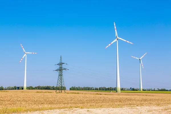 Moulins à vent sur le terrain — Photo