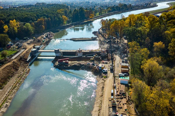 Barragem moderna no rio — Fotografia de Stock