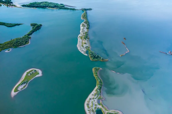 Вид с воздуха на озеро — стоковое фото