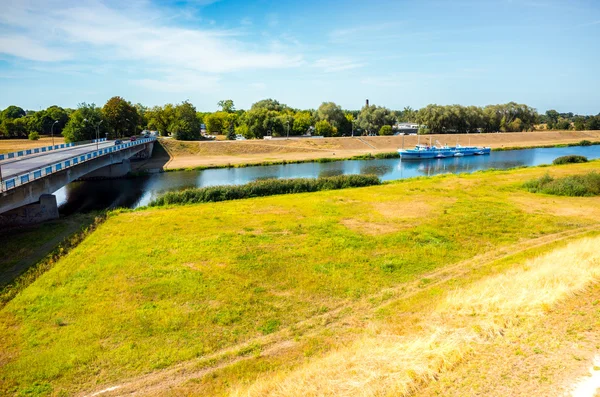 Brücke über den Fluss — Stockfoto