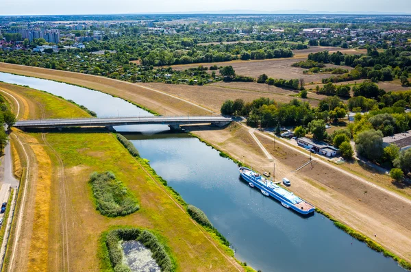 Boot op de rivier — Stockfoto