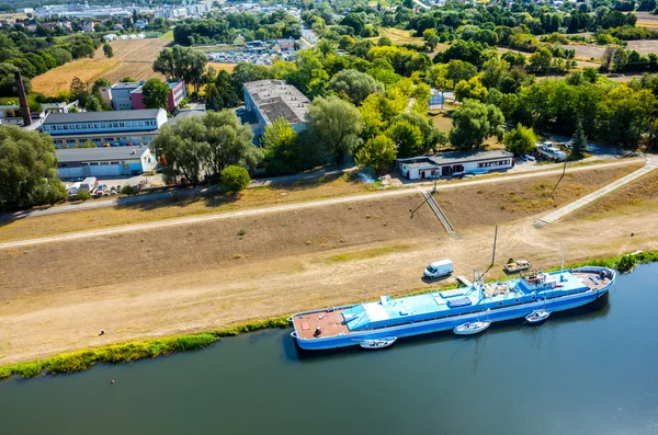 Boot op de rivier — Stockfoto