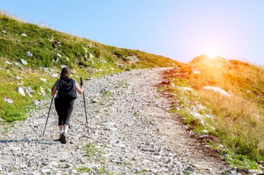 Günbatımı Alpler'de tırmanma turist yukarıda