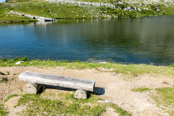 Bänk vid stranden av sjön — Stockfoto