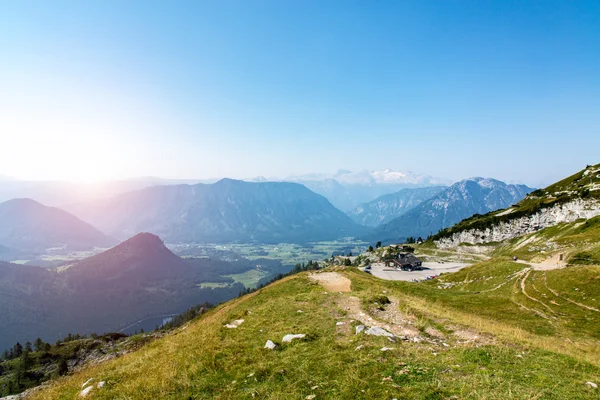 Pôr do sol acima das montanhas na Áustria — Fotografia de Stock