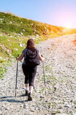 Günbatımı Alpler'de tırmanma turist yukarıda