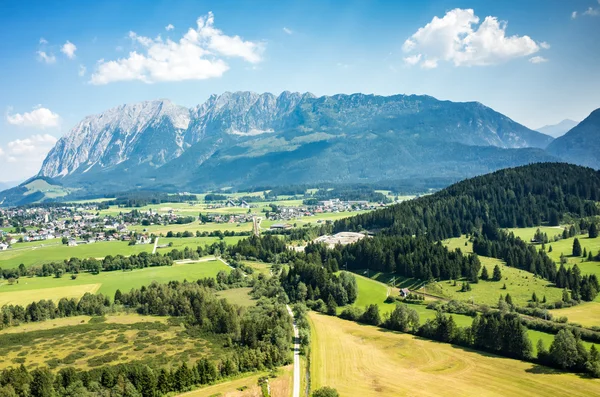 Letecký pohled na město Alpy — Stock fotografie