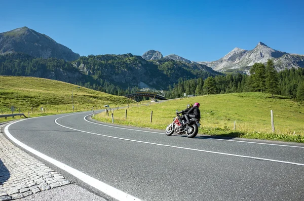 Motocicleta na rota — Fotografia de Stock