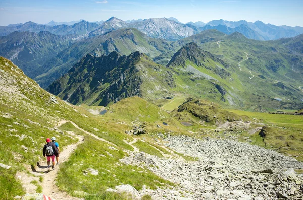Turisté, lezení v Alpách — Stock fotografie