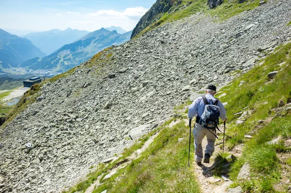 Tourist climbing in Alps — Stock Photo, Image