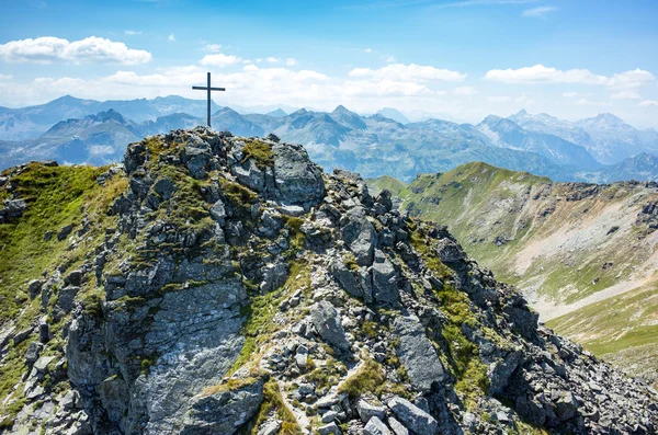 Croce sulla cima della vetta — Foto Stock