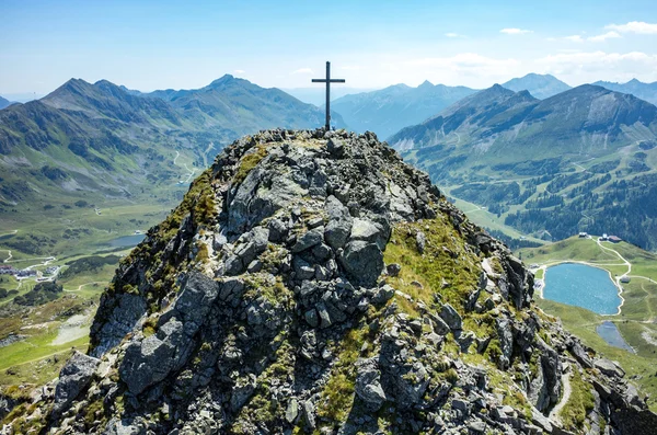 Kreuz auf der Spitze des Gipfels — Stockfoto