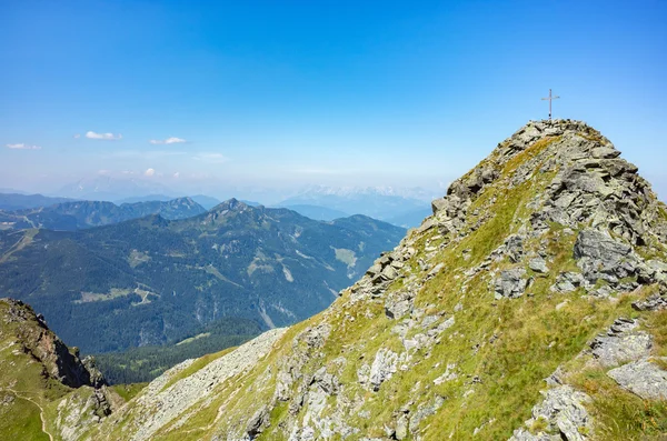 Cruz en la cima de la cima — Foto de Stock