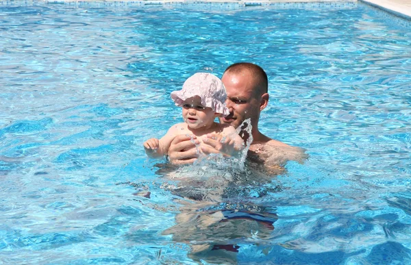 Swimming lessons in the pool — Stock Photo, Image