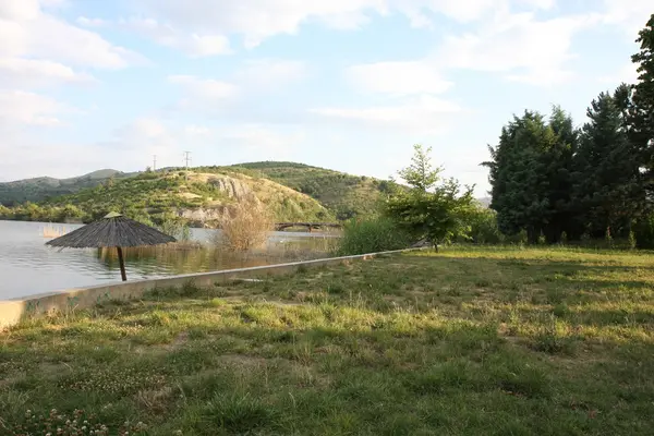 Vacker natur runt konstgjord lake — Stockfoto