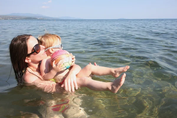 Мати і дочка грають у морі — стокове фото