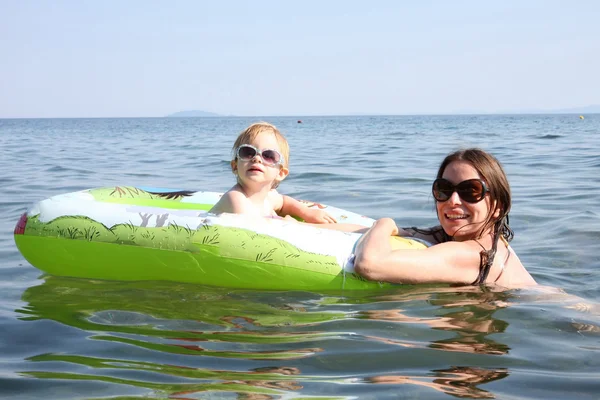 母と娘の海に浮かぶ — ストック写真