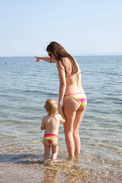 Moeder en dochter in dezelfde bikini Rechtenvrije Stockafbeeldingen