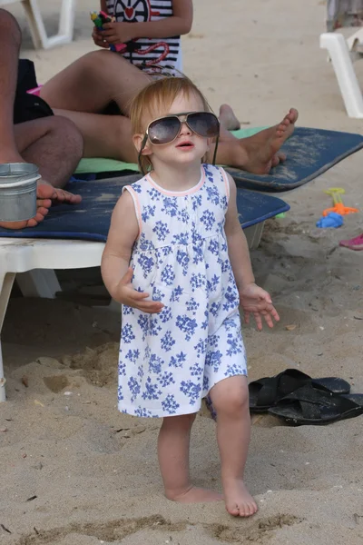 ビーチでポーズの赤ちゃん女の子 — ストック写真
