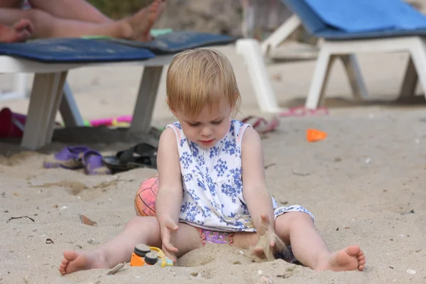 赤ちゃんの女の子がビーチでのプレー — ストック写真