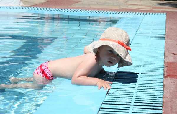 Menina na piscina — Fotografia de Stock