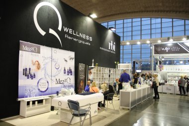 Kozmetik Fuarı'nda katılımcıların standları