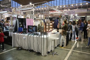 Kozmetik Fuarı'nda katılımcıların standları