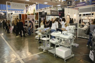 Kozmetik Fuarı'nda katılımcıların standları