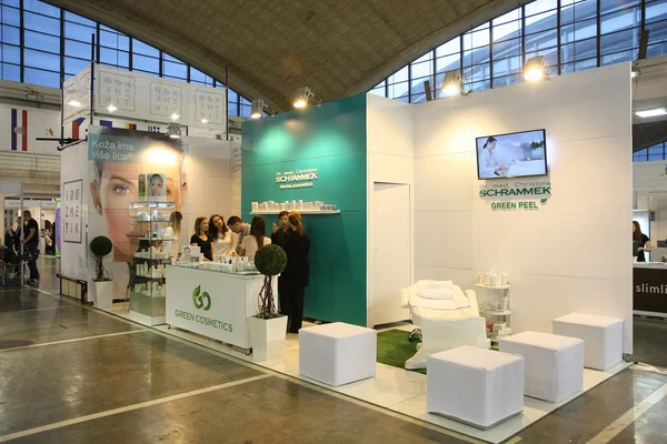 Staat van exposanten op cosmetische beurs — Stockfoto