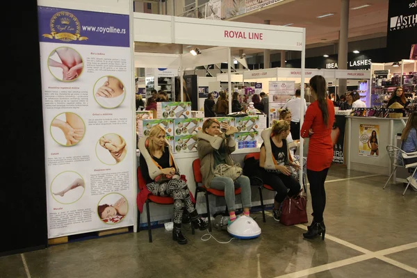 Stände der Aussteller auf der Kosmetikmesse — Stockfoto